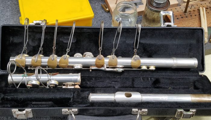 Flute in its case with key clamps in order to fix pads.