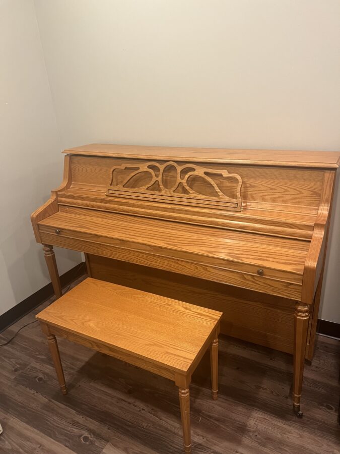 kawai oak 43 inch console piano right side closed lid view 1