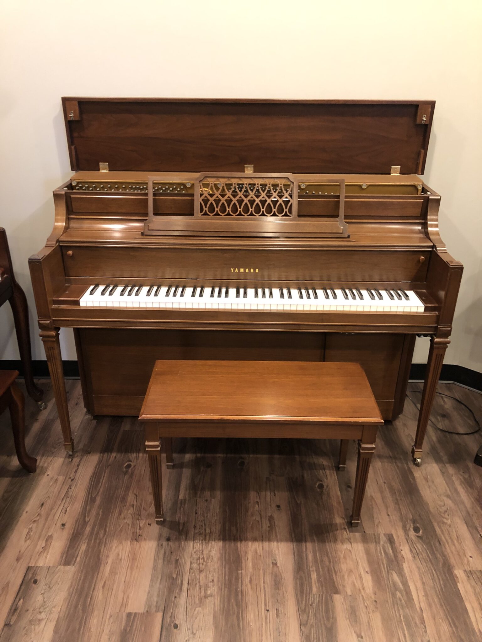 Yamaha 42 M2G Console Piano - Menchey Music