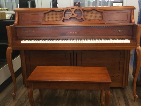 Yamaha – Model M405 cherry – 44” Console piano