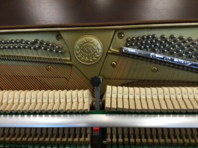 Kawai506Sinstrument-logo-and-key-hammers