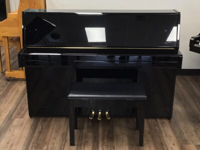 Yamaha B1PE front view with bench and key cover closed