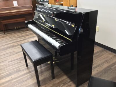 Yamaha B1PE right side view with bench and key cover open