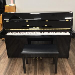Yamaha B1PE with bench and key cover open