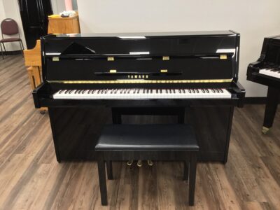Yamaha B1PE with bench and key cover open
