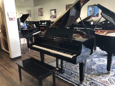 Side view of a fully open Kawai GE1 Polished ebony 5’1” baby grand (1612734).