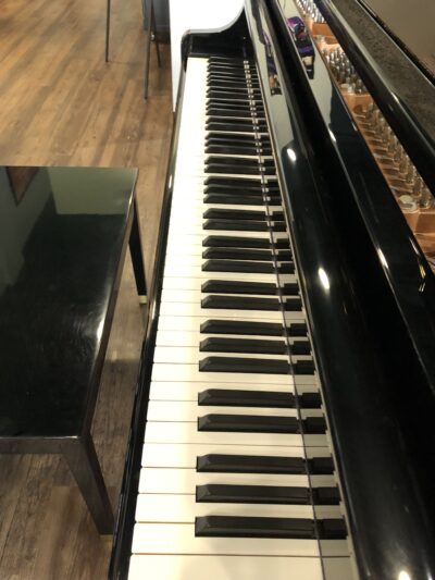 Side view of the keys of a Kawai GE1 Polished ebony 5’1” baby grand (1612734)