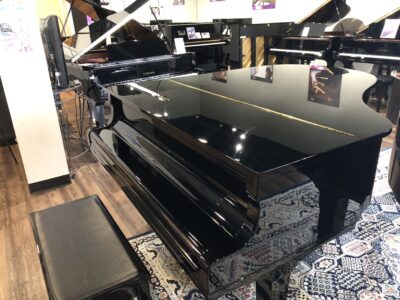 A fully closed view of a Yamaha GC2, with both the lid and the fallboard closed.