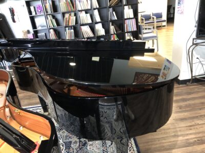 A view of a Yamaha GC2 at half stick from the back to display the lid and flawless finish.