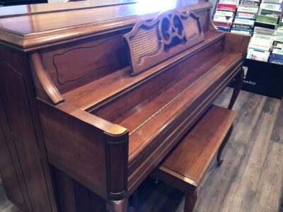Fully closed Yamaha M405 cherry console piano(#108632).