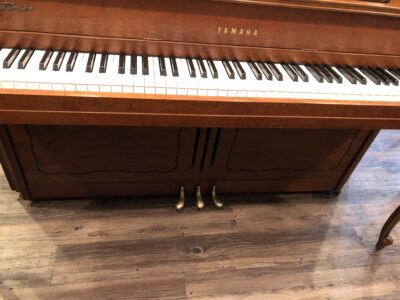 The pedals and keys of a Yamaha M405 cherry console piano(#108632)