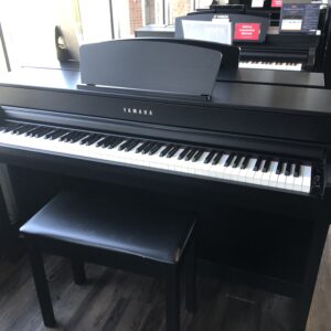 Front view of the cabinet and the keys of the Yamaha Clavinova CLP735 (UCBL01118).