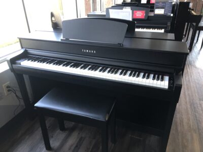 Front view of the cabinet and the keys of the Yamaha Clavinova CLP735 (UCBL01118).