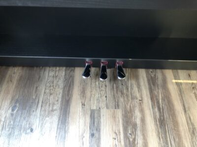 The pedals on the Yamaha Clavinova CLP735 (UCBL01118).
