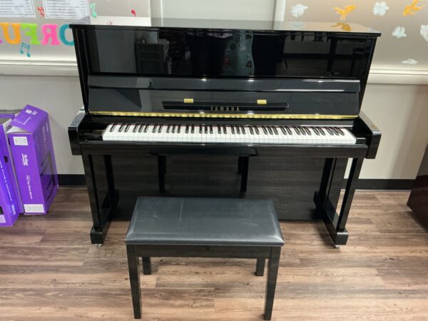 Yamaha, model B3 polished ebony – 48” upright