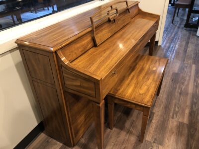 The closed view of the Baldwin, model 1024, #1376388 pecan upright with matching bench.