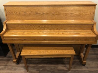 The closed view of the Yamaha P22 in Oak, #T174979 plus matching bench.