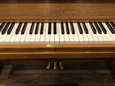 The front keys and pedals on the Yamaha P22 in Oak, #T174979.