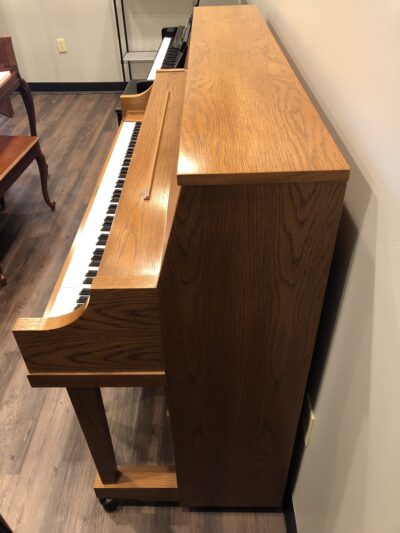 The side view of the Yamaha P22 in Oak, #T174979.