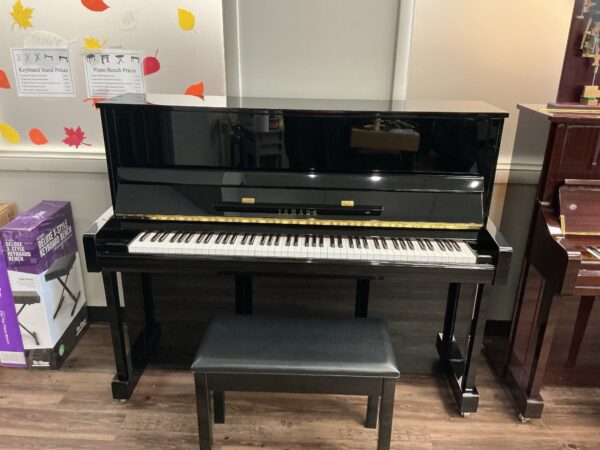 Yamaha, model B3 polished ebony – 48” upright