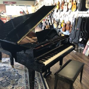 The front, open view of the Yamaha_GH1B_PE_5847047 with matching bench.