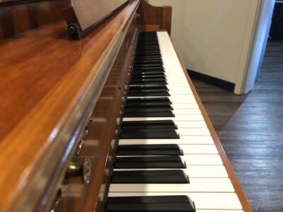 The keys from the side of the Yamaha, Model M500P in cherry, #233143 from 1998 with matching bench.