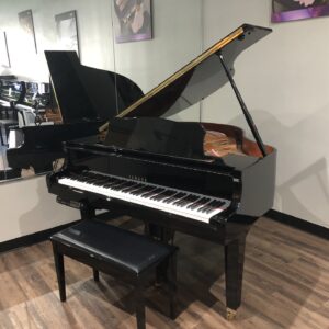 The front, open view of the Yamaha_DGB1K_E3_PE_J2734622 with matching bench.